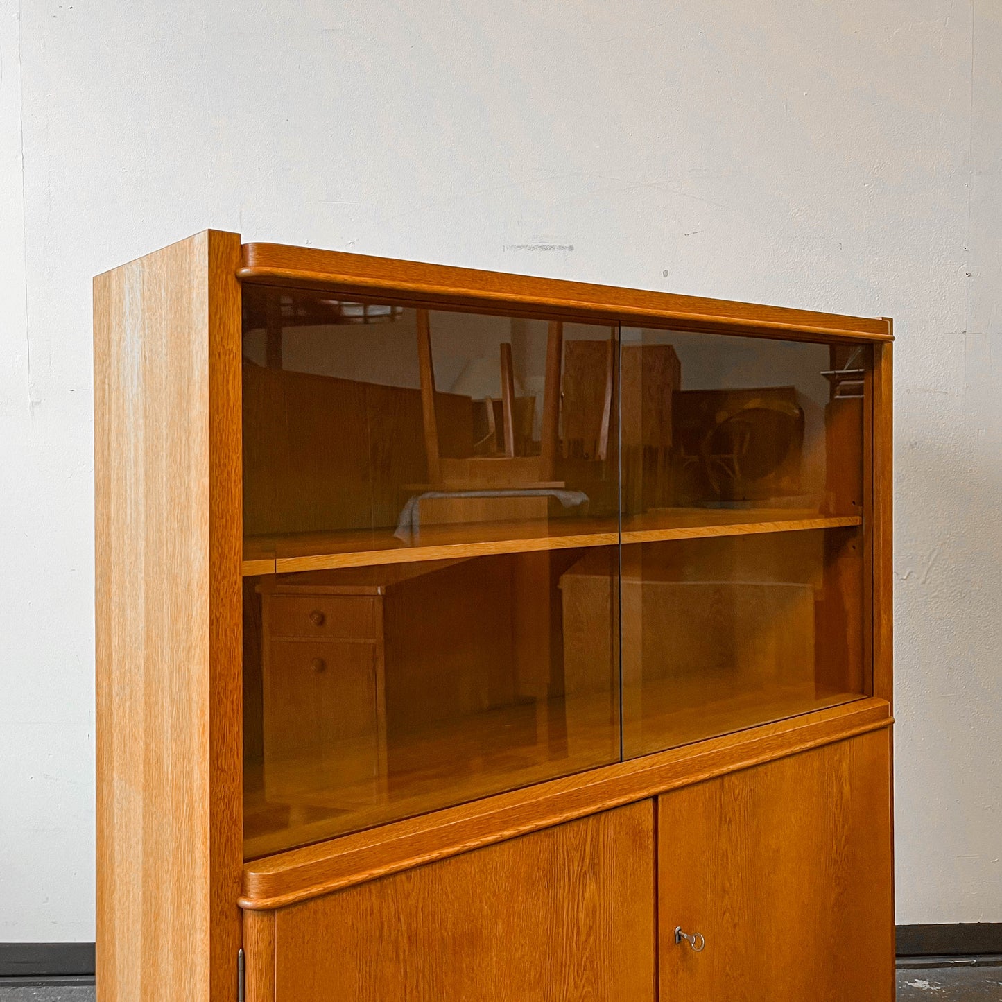 hellerau vitrinenschrank Y301_0401
