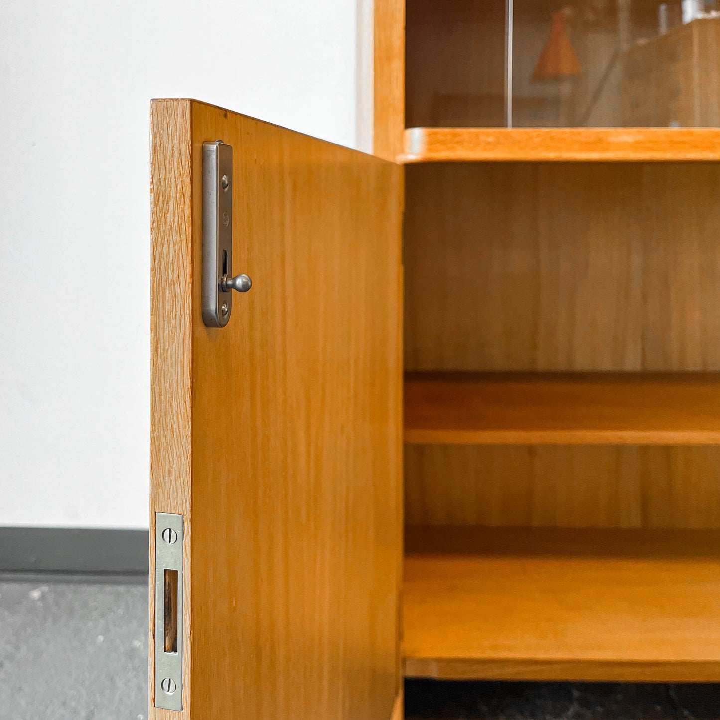 hellerau vitrinenschrank Y303_0601