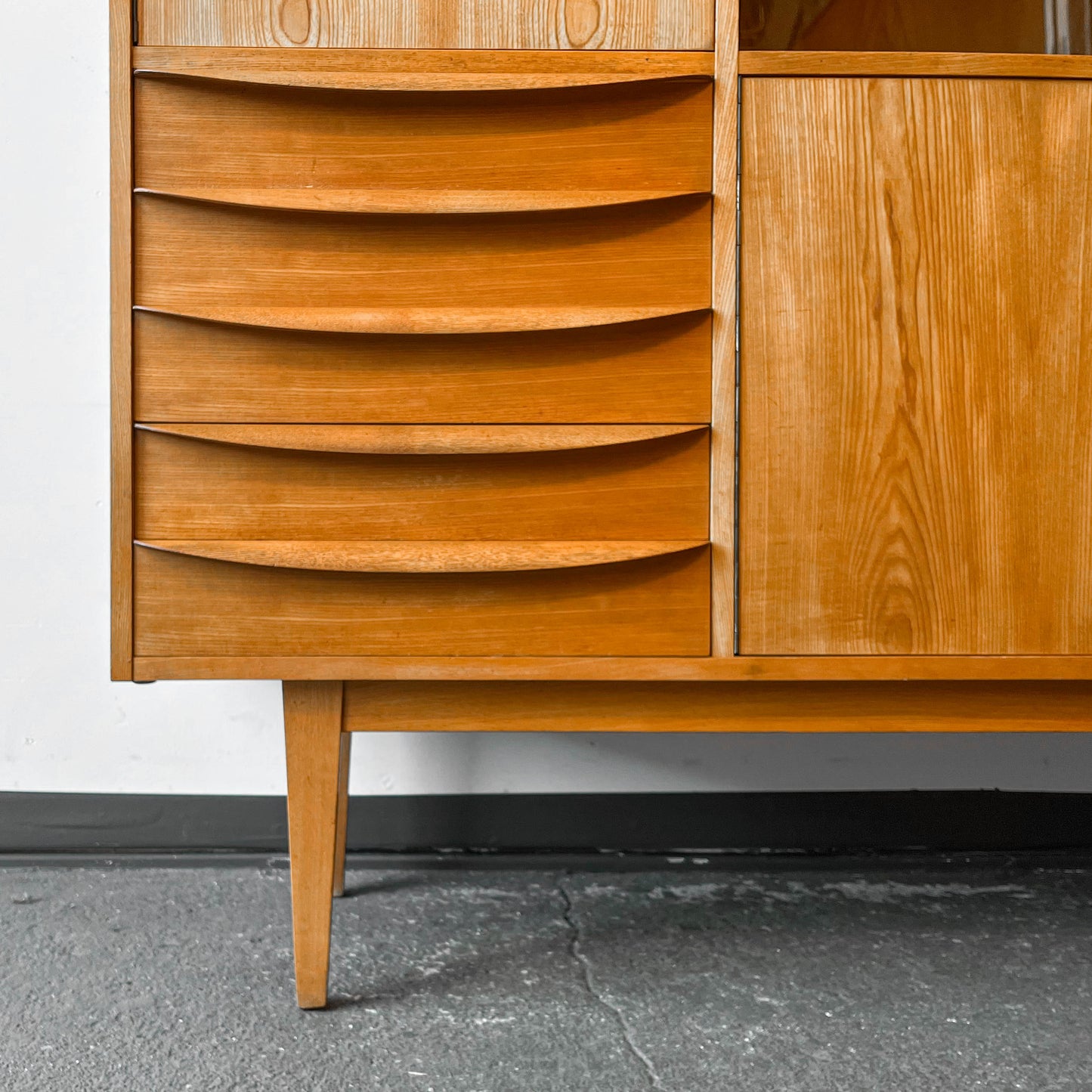 hellerau vitrinenschrank Y303_1901