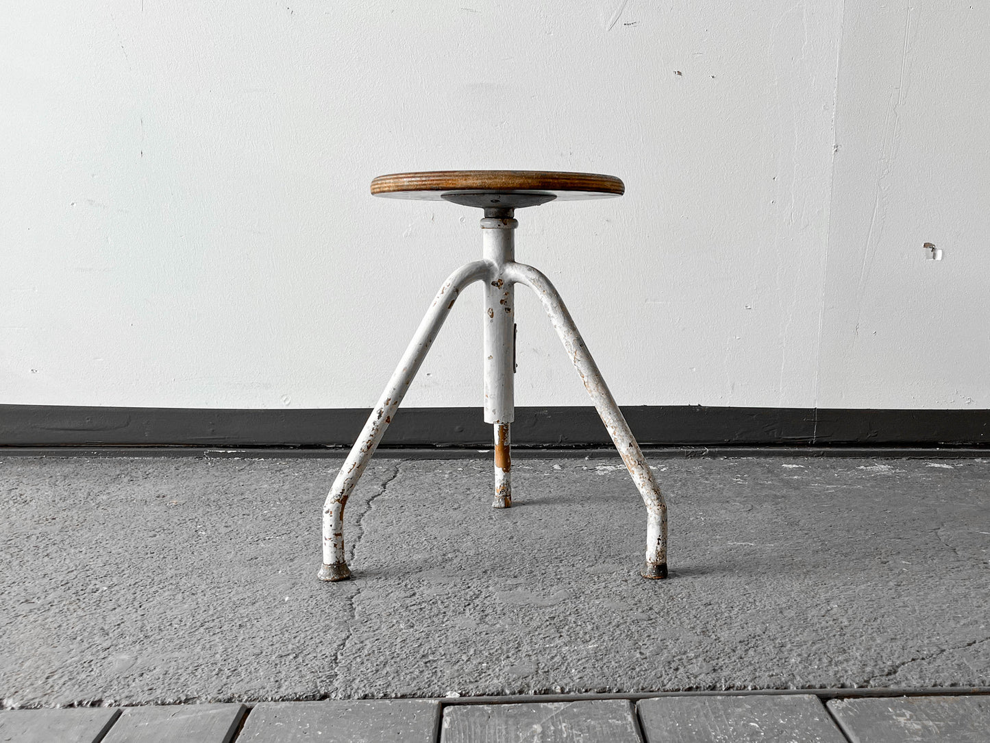 industriehocker mit siebdruckplatte Y205_1402