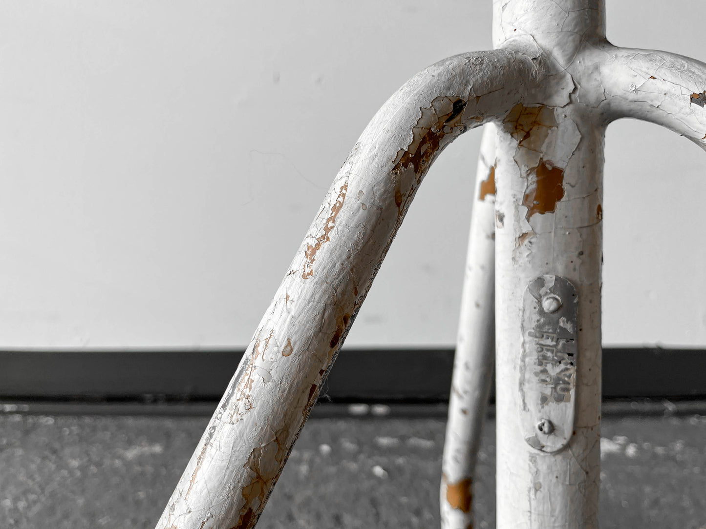 industriehocker mit siebdruckplatte Y205_1402