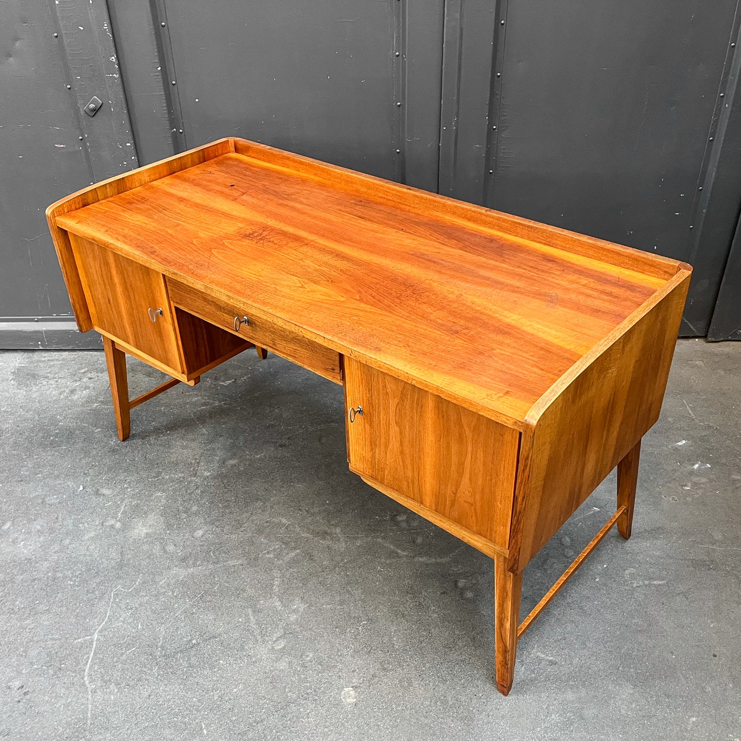 schreibtisch in nussbaum, 1960er, 145cm