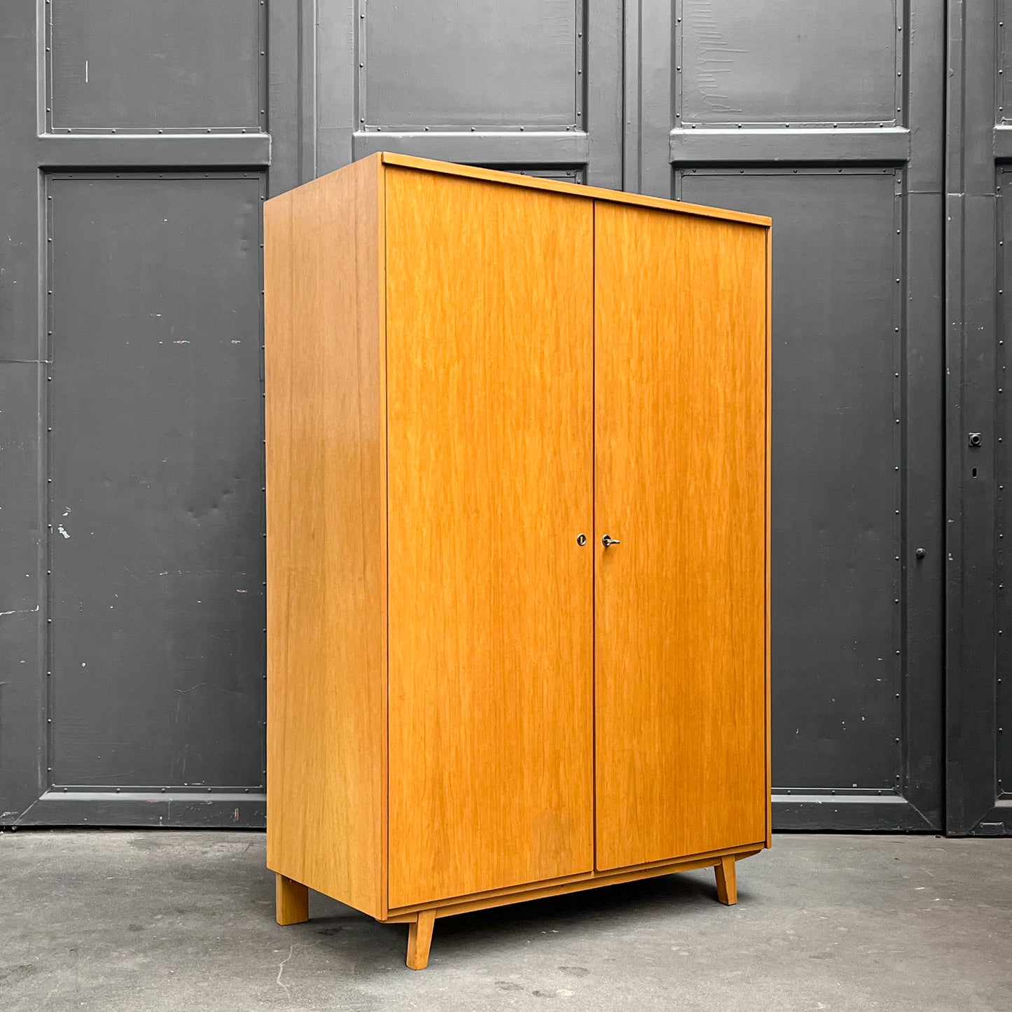 mid-century kleiderschrank mit hellem holzfurnier - 1960er jahre