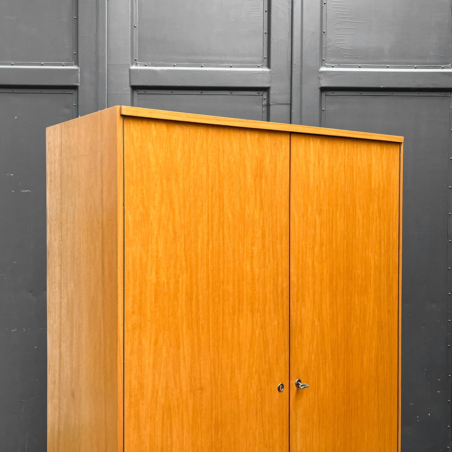 mid-century kleiderschrank mit hellem holzfurnier - 1960er jahre
