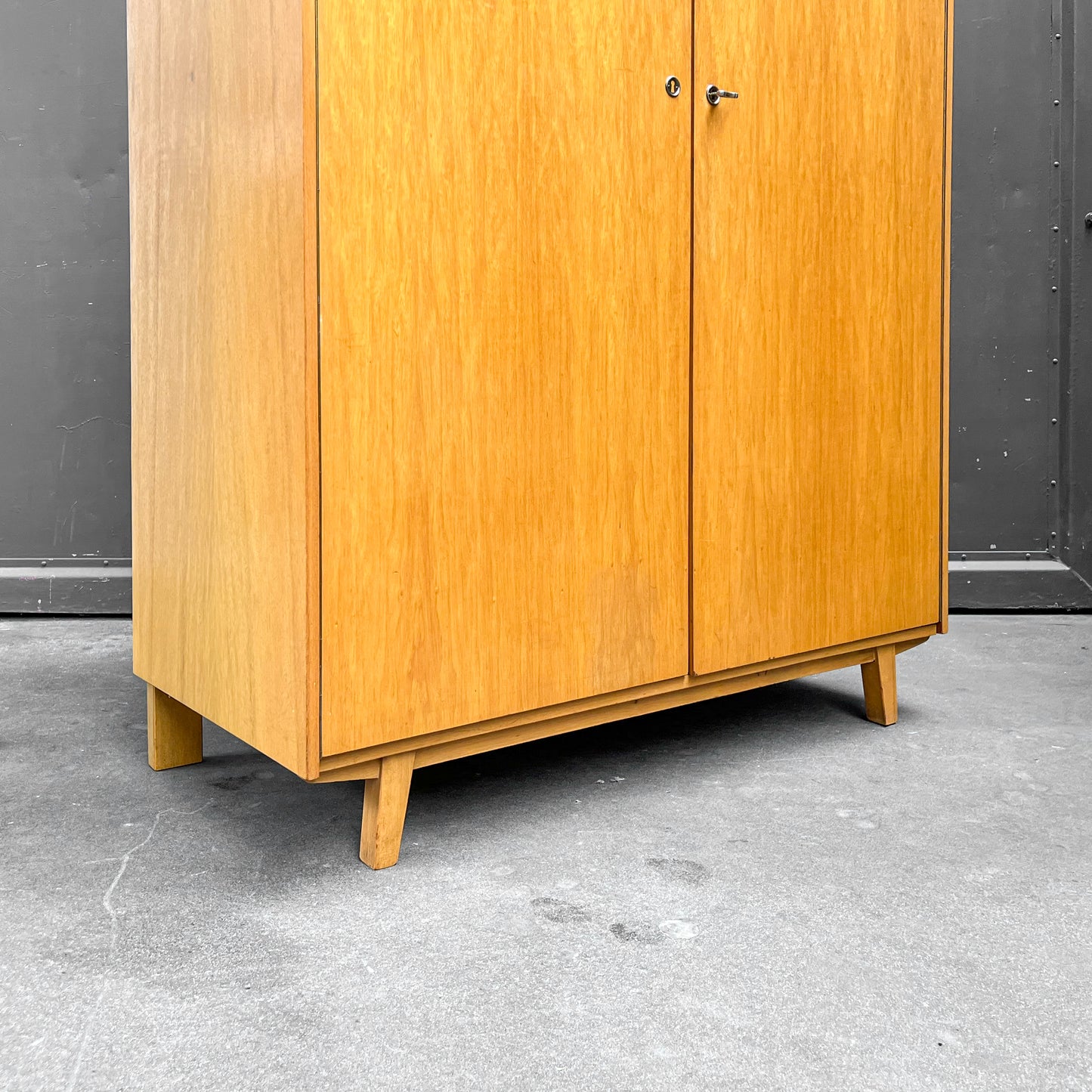 mid-century kleiderschrank mit hellem holzfurnier - 1960er jahre
