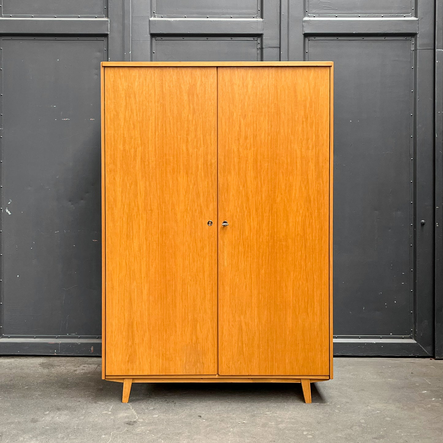 mid-century kleiderschrank mit hellem holzfurnier - 1960er jahre