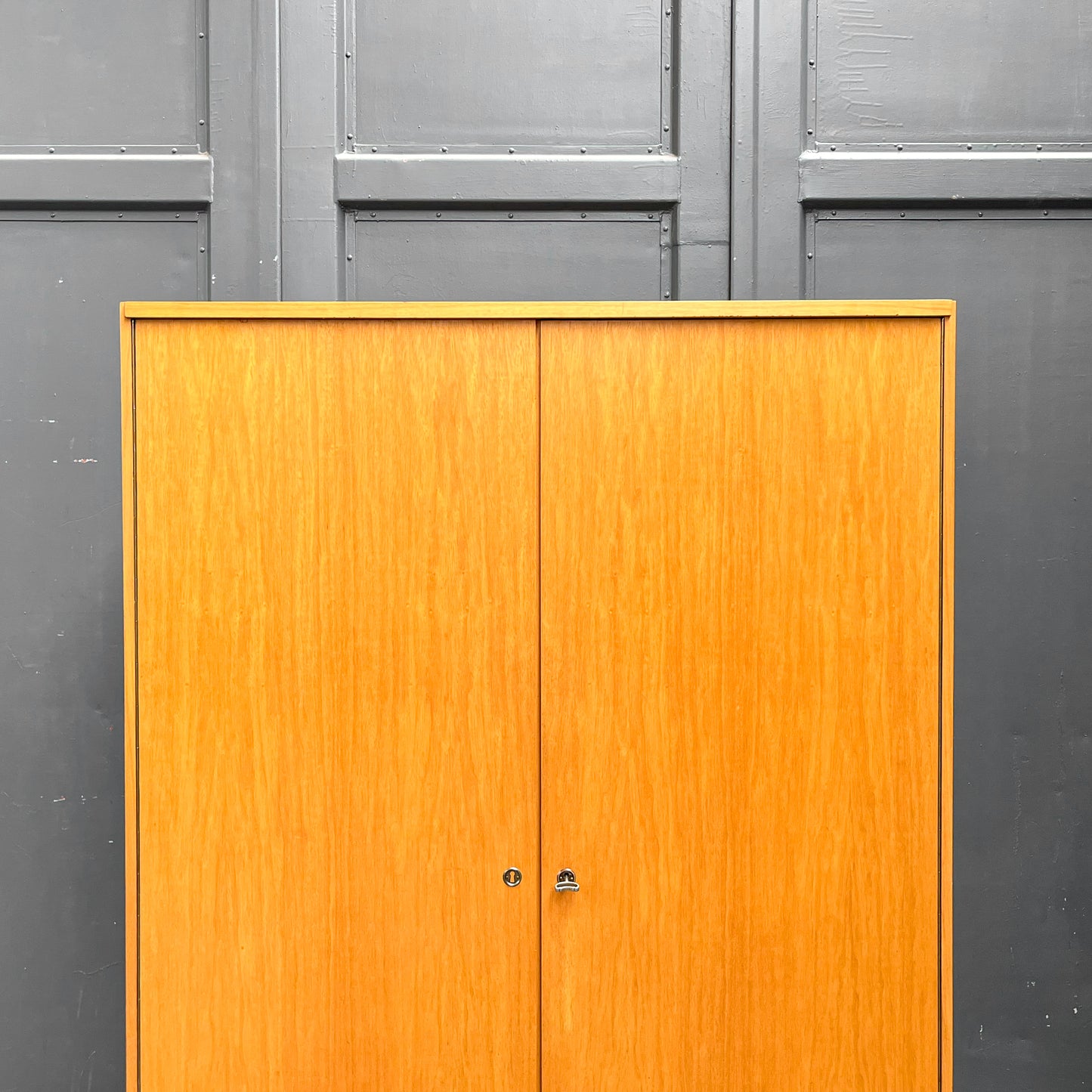 mid-century kleiderschrank mit hellem holzfurnier - 1960er jahre