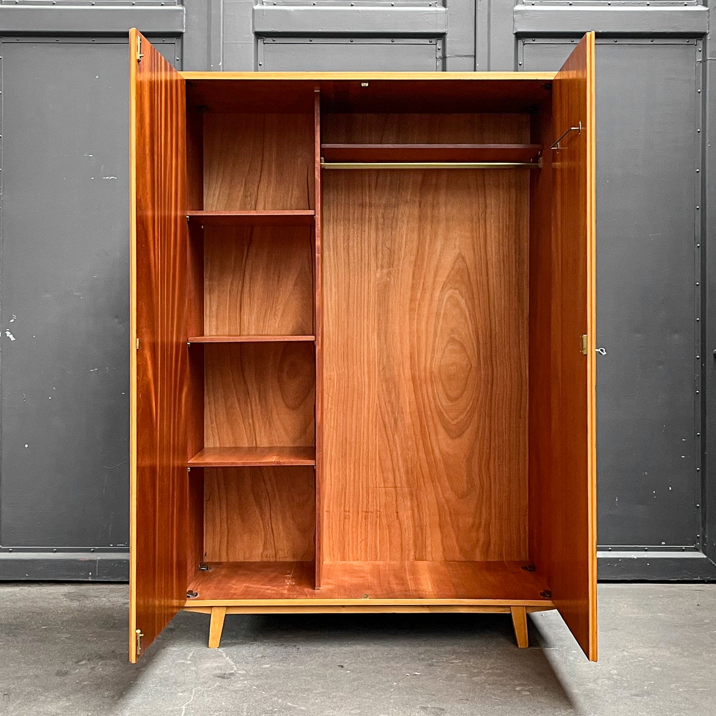 mid-century kleiderschrank mit hellem holzfurnier - 1960er jahre