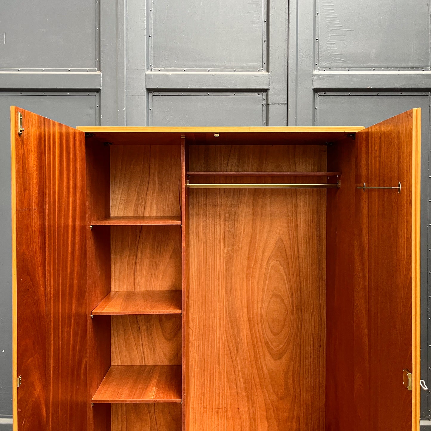 mid-century kleiderschrank mit hellem holzfurnier - 1960er jahre