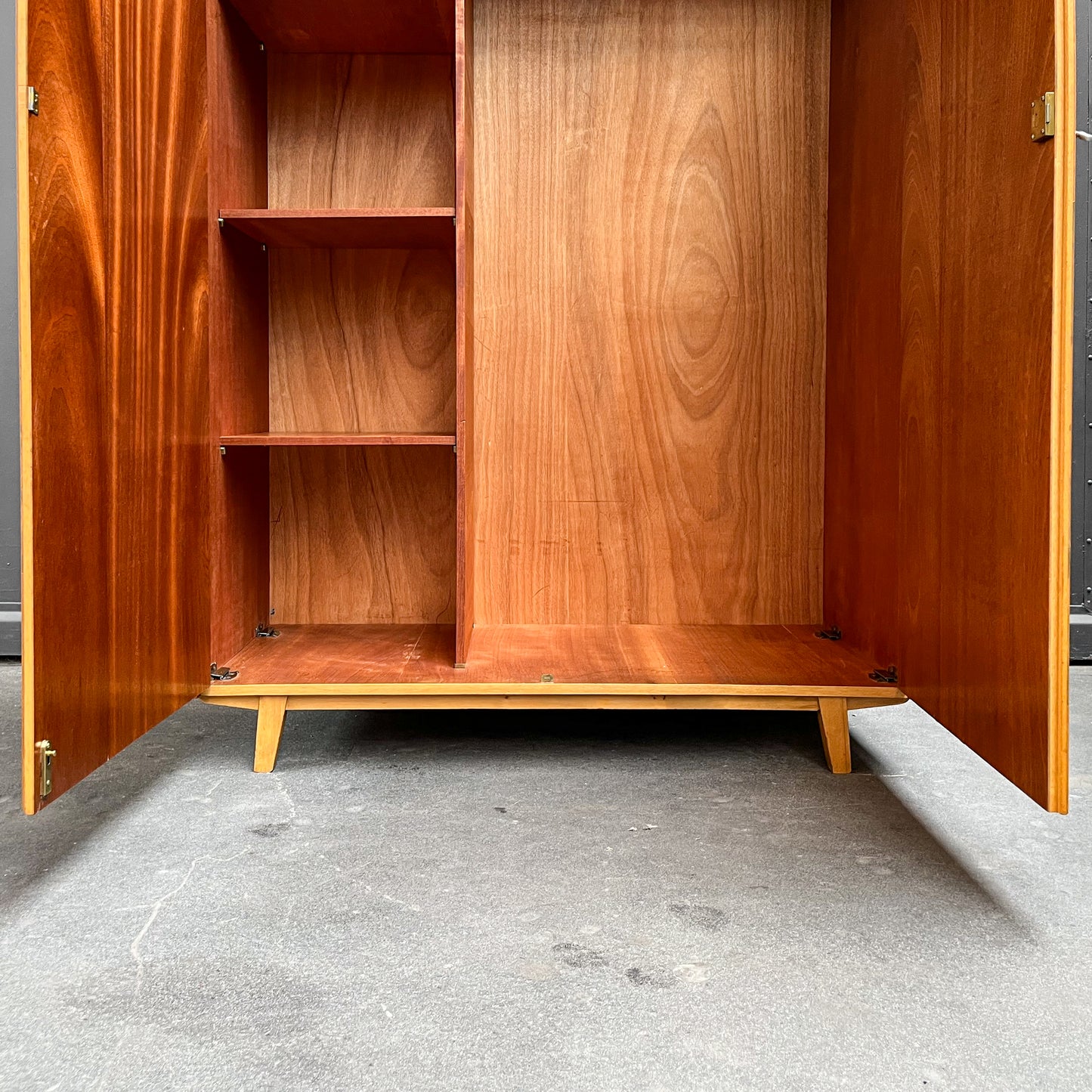 mid-century kleiderschrank mit hellem holzfurnier - 1960er jahre