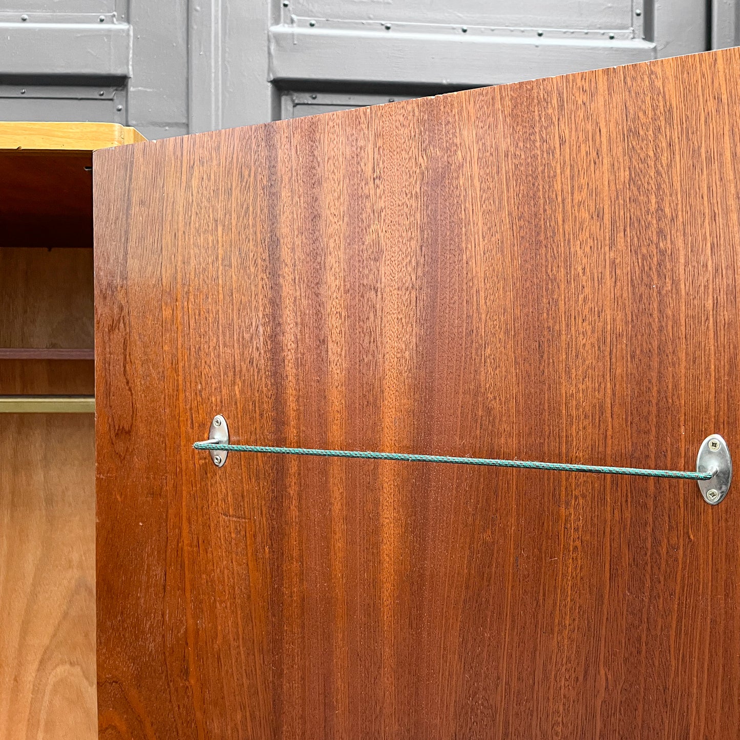 mid-century kleiderschrank mit hellem holzfurnier - 1960er jahre