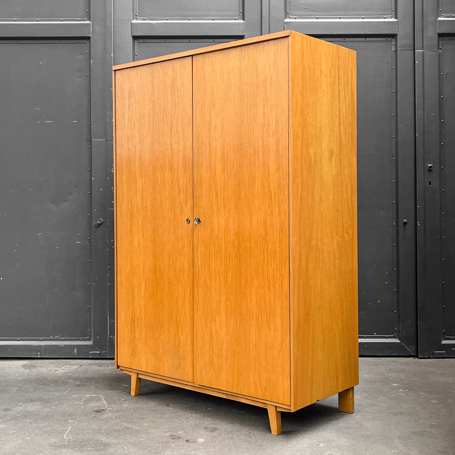 mid-century kleiderschrank mit hellem holzfurnier - 1960er jahre