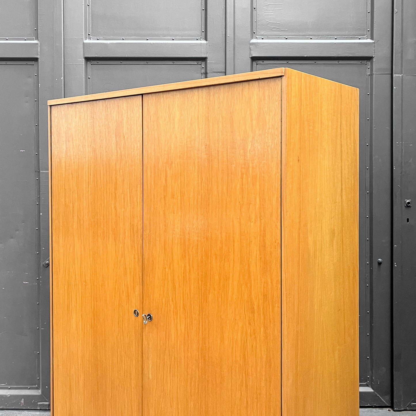 mid-century kleiderschrank mit hellem holzfurnier - 1960er jahre