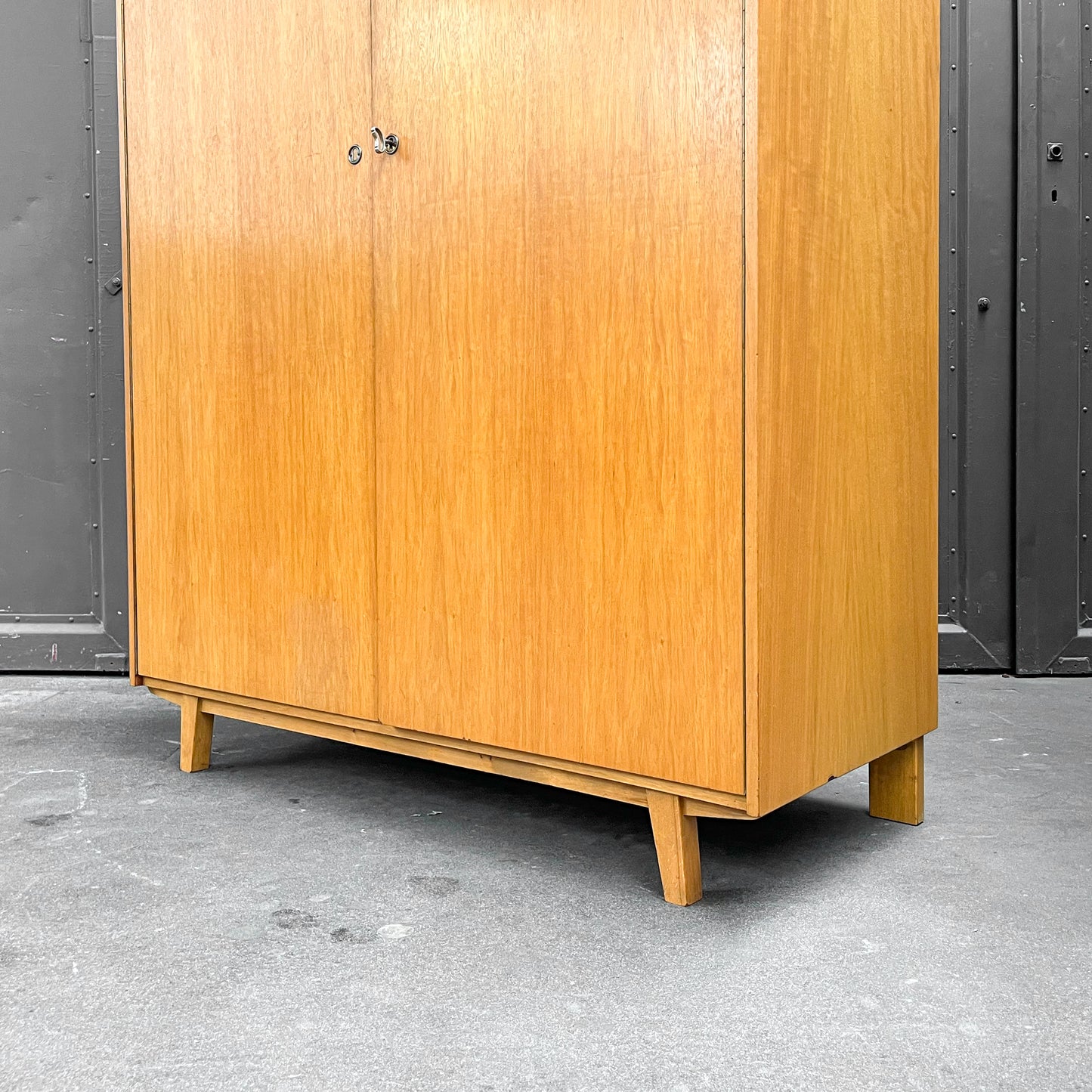 mid-century kleiderschrank mit hellem holzfurnier - 1960er jahre