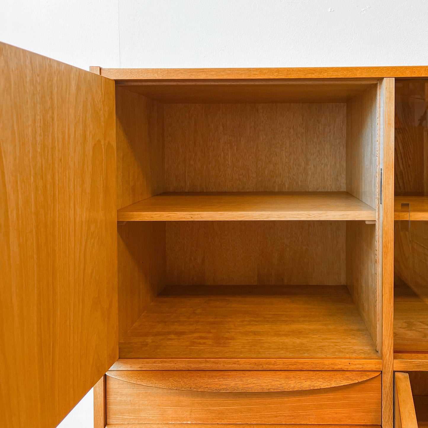 hellerau vitrinenschrank Y303_1901
