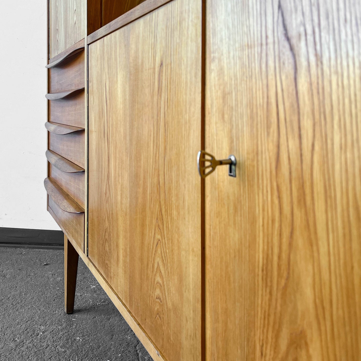 hellerau vitrinenschrank Y303_1901