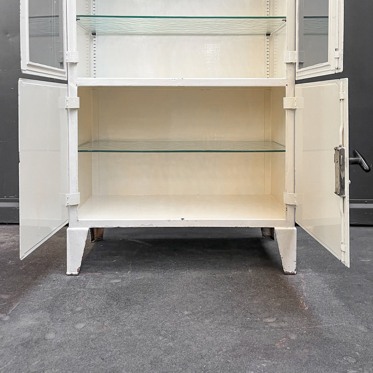 industrial metallschrank cremeweiß lackiert - 1950er-1960er jahre