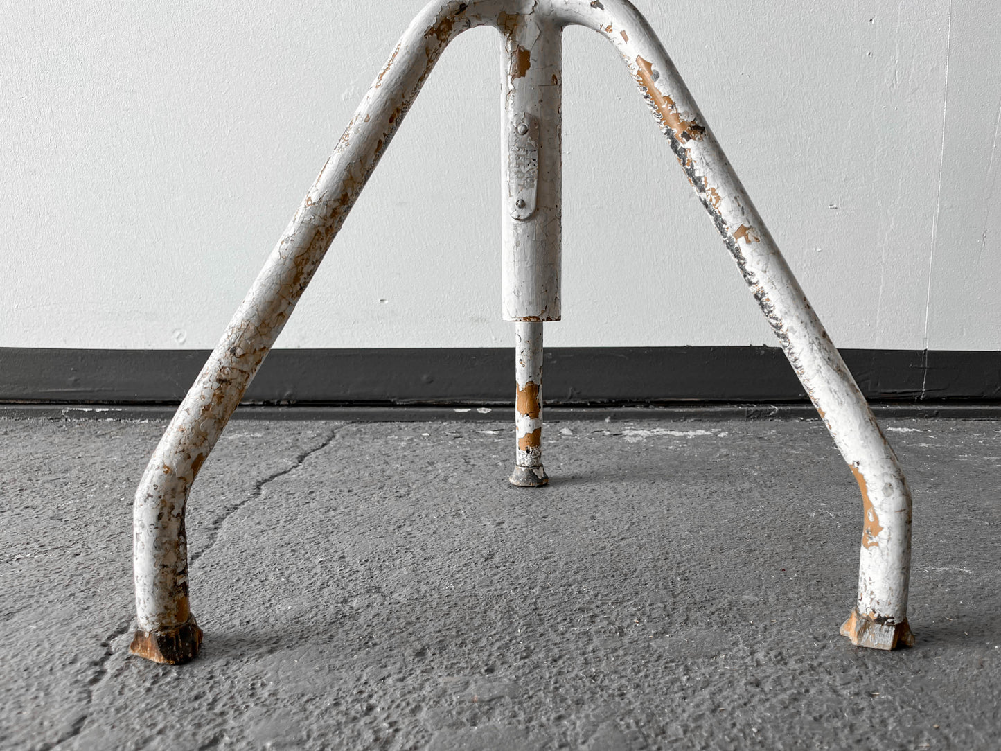 industriehocker mit siebdruckplatte Y205_1402