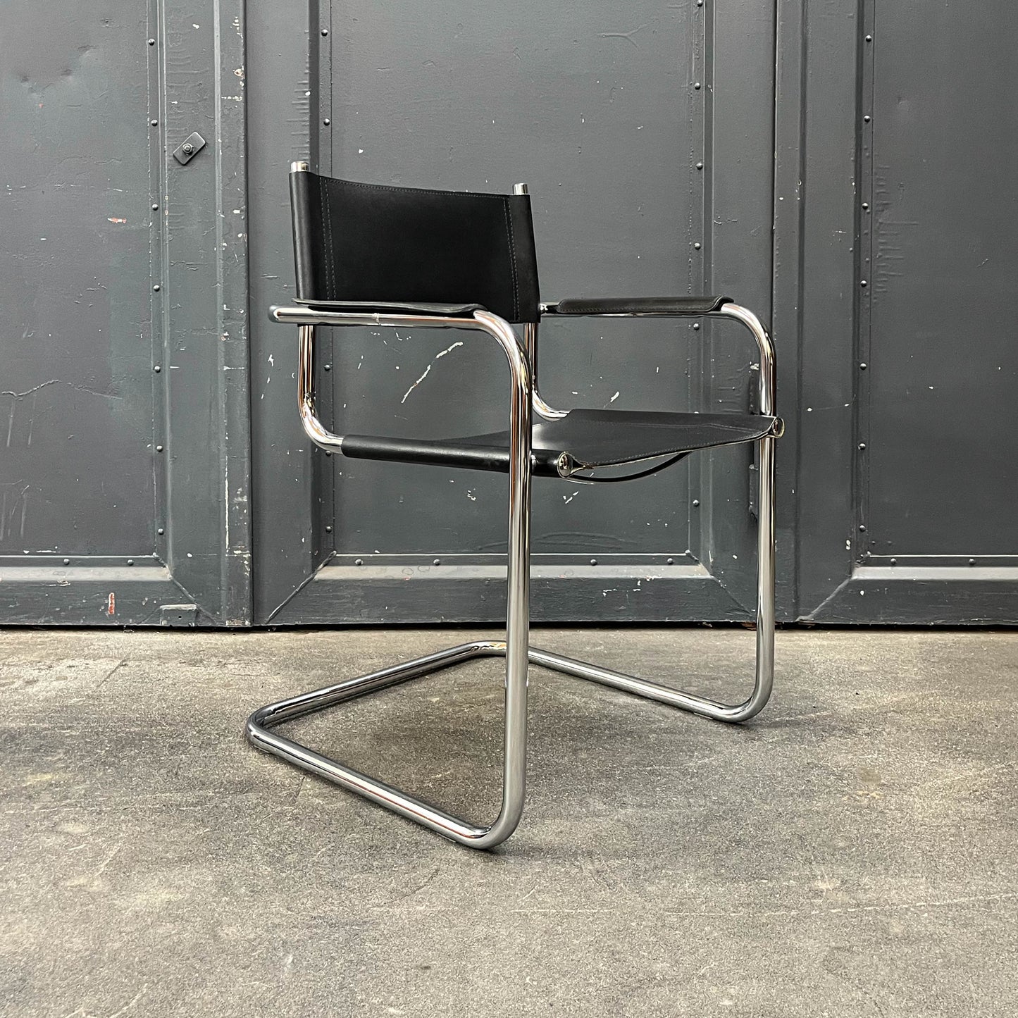 freischwinger im bauhaus stil Y311_3002