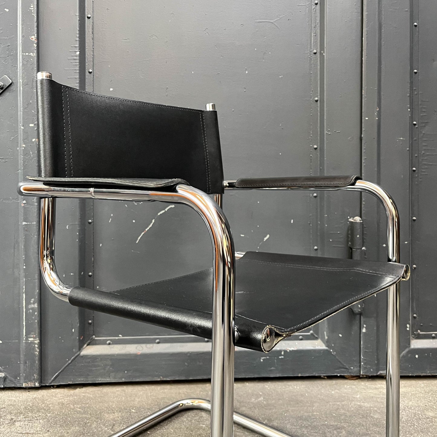 freischwinger im bauhaus stil Y311_3002