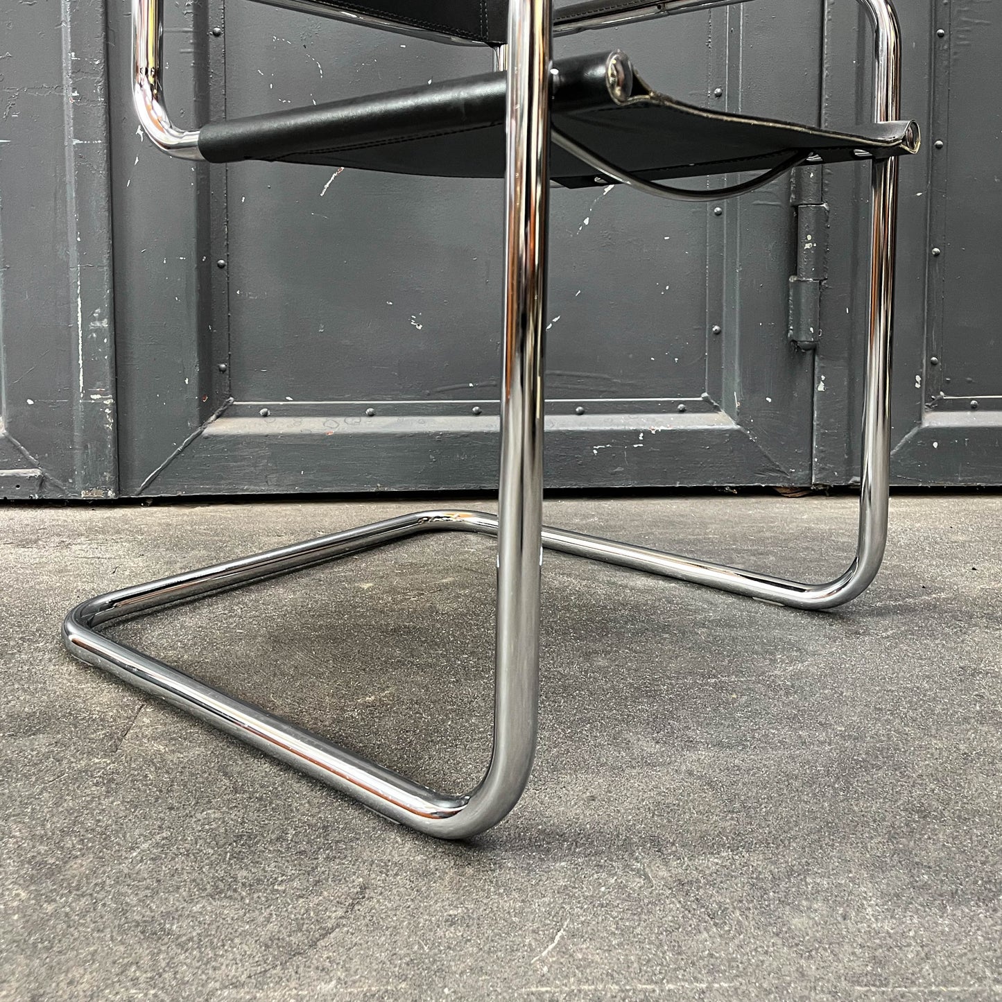 freischwinger im bauhaus stil Y311_3002