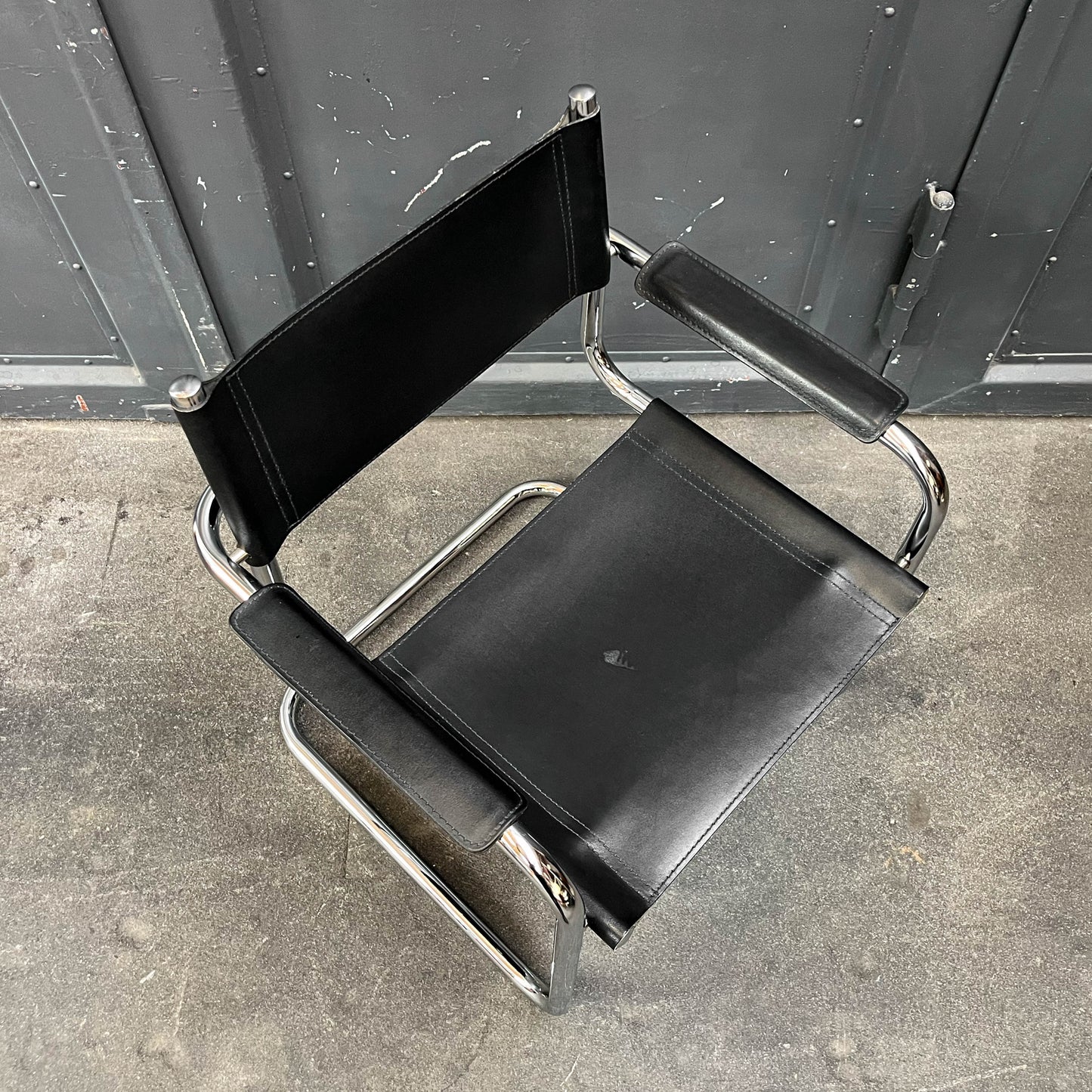 freischwinger im bauhaus stil Y311_3002