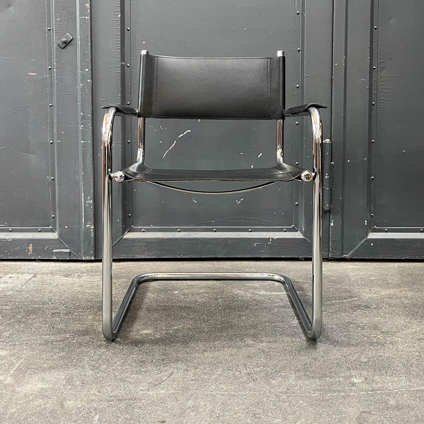 freischwinger im bauhaus stil Y311_3002