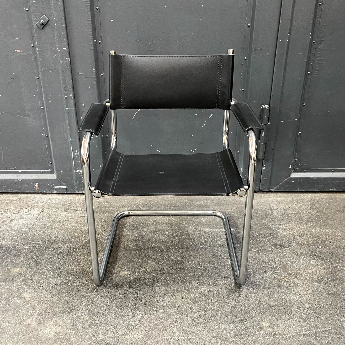 freischwinger im bauhaus stil Y311_3002