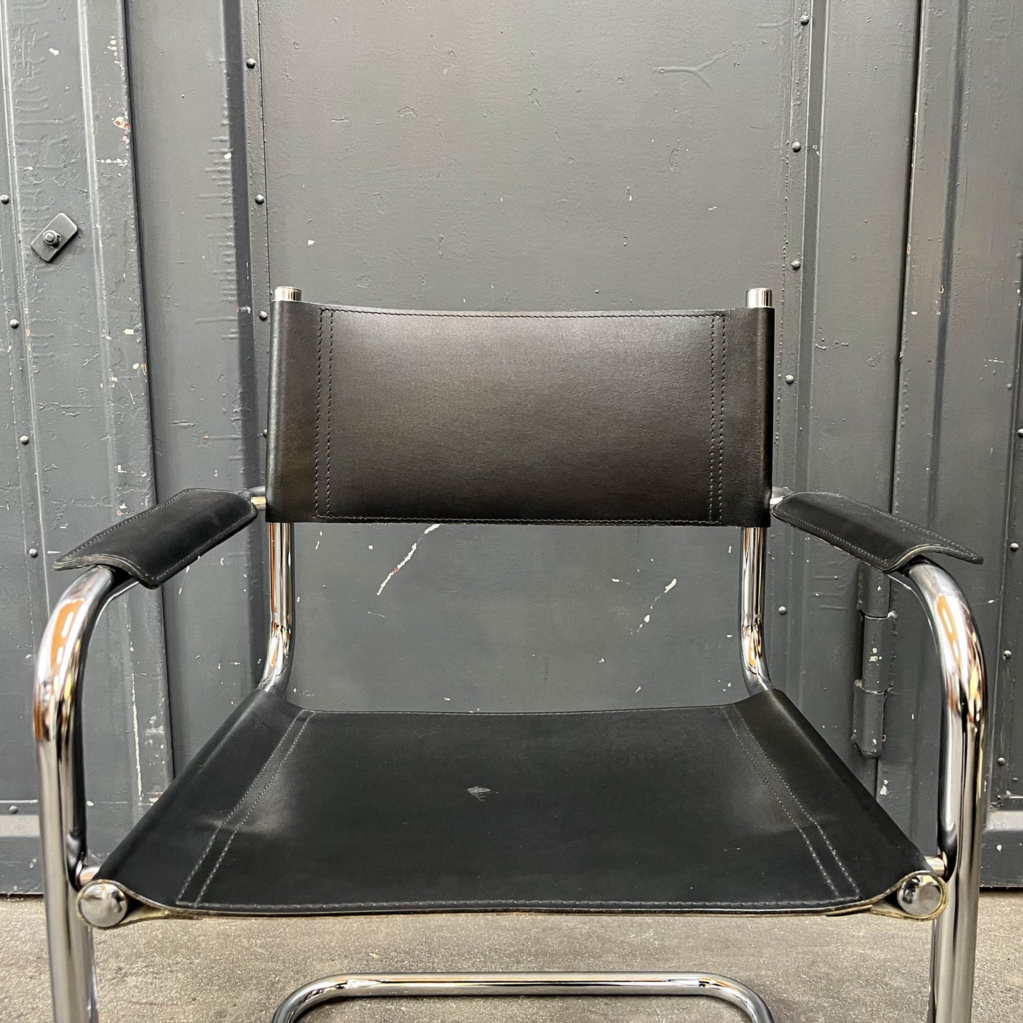 freischwinger im bauhaus stil Y311_3002