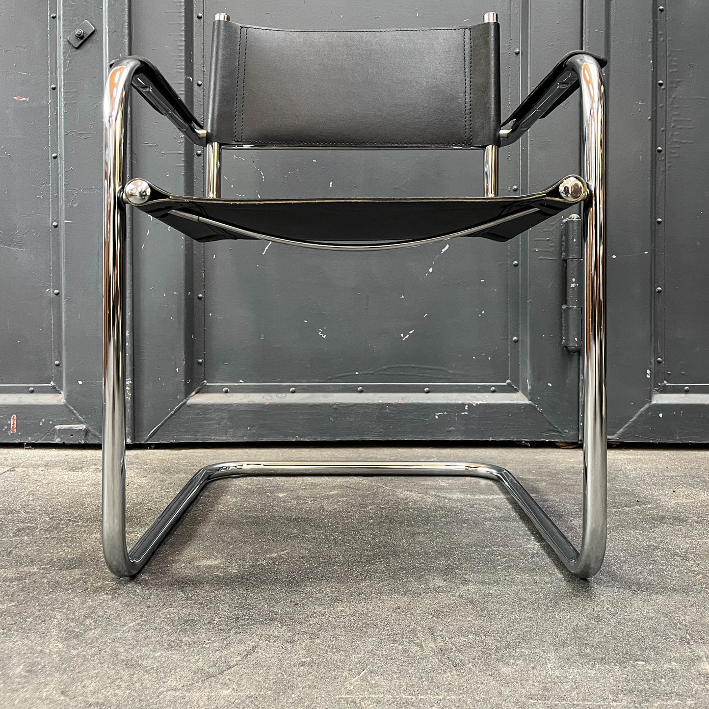 freischwinger im bauhaus stil Y311_3002