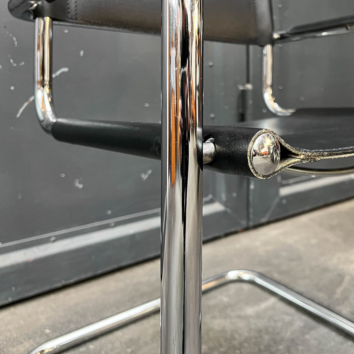 freischwinger im bauhaus stil Y311_3002