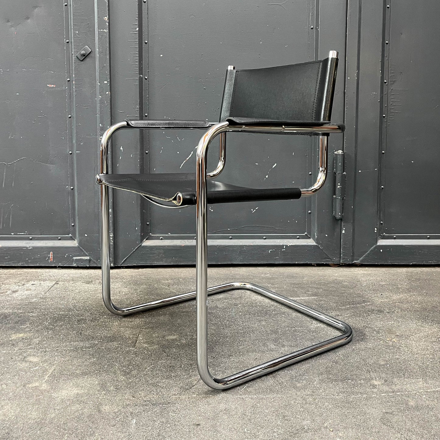 freischwinger im bauhaus stil Y311_3002