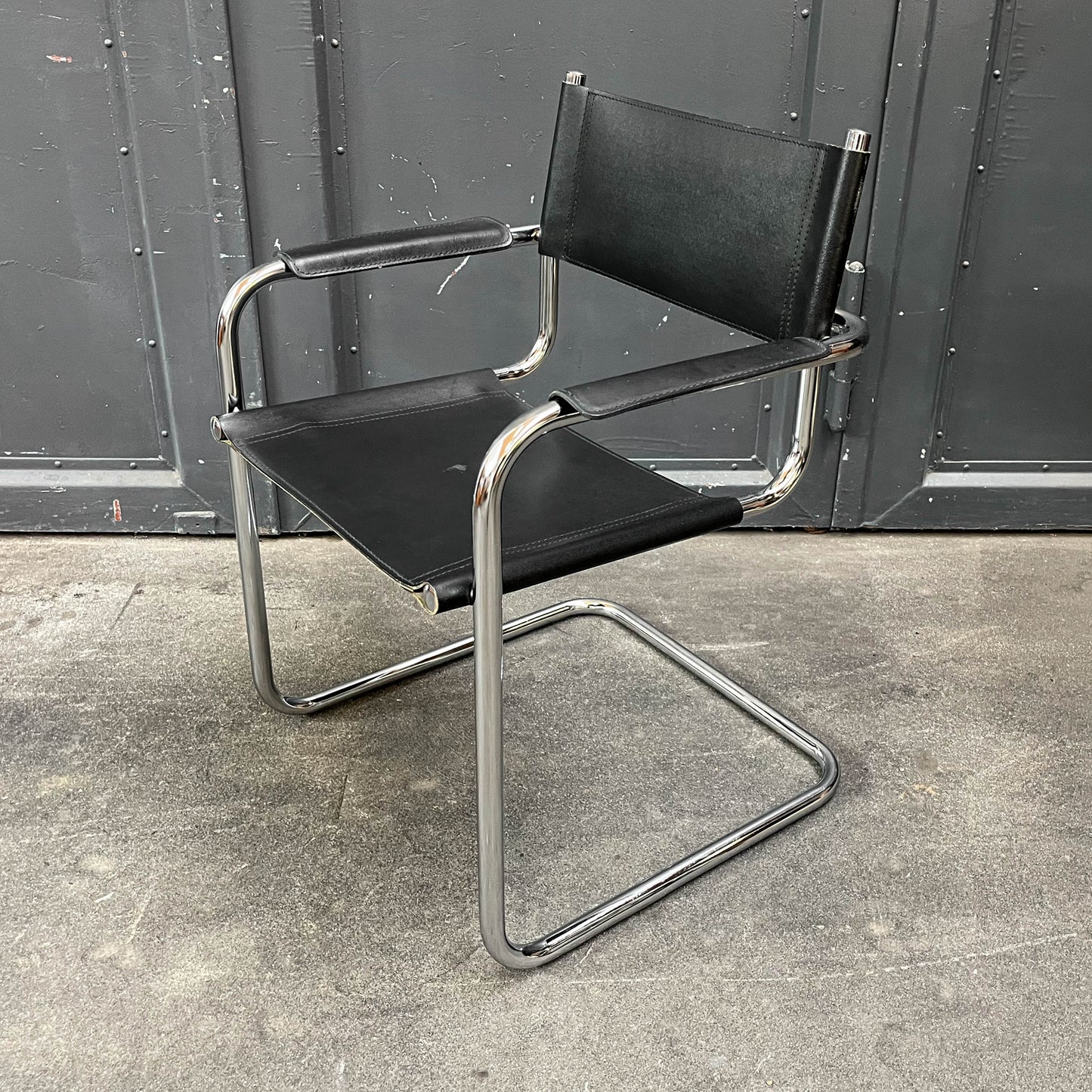 freischwinger im bauhaus stil Y311_3002