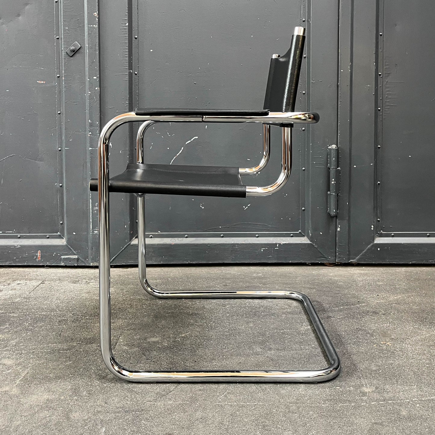 freischwinger im bauhaus stil Y311_3002