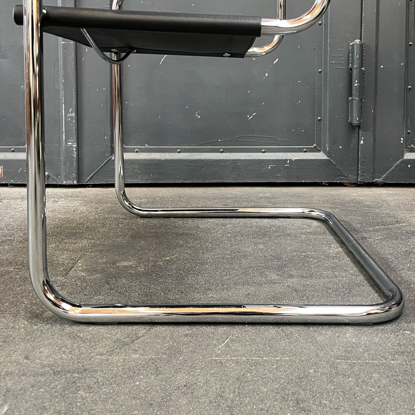 freischwinger im bauhaus stil Y311_3002