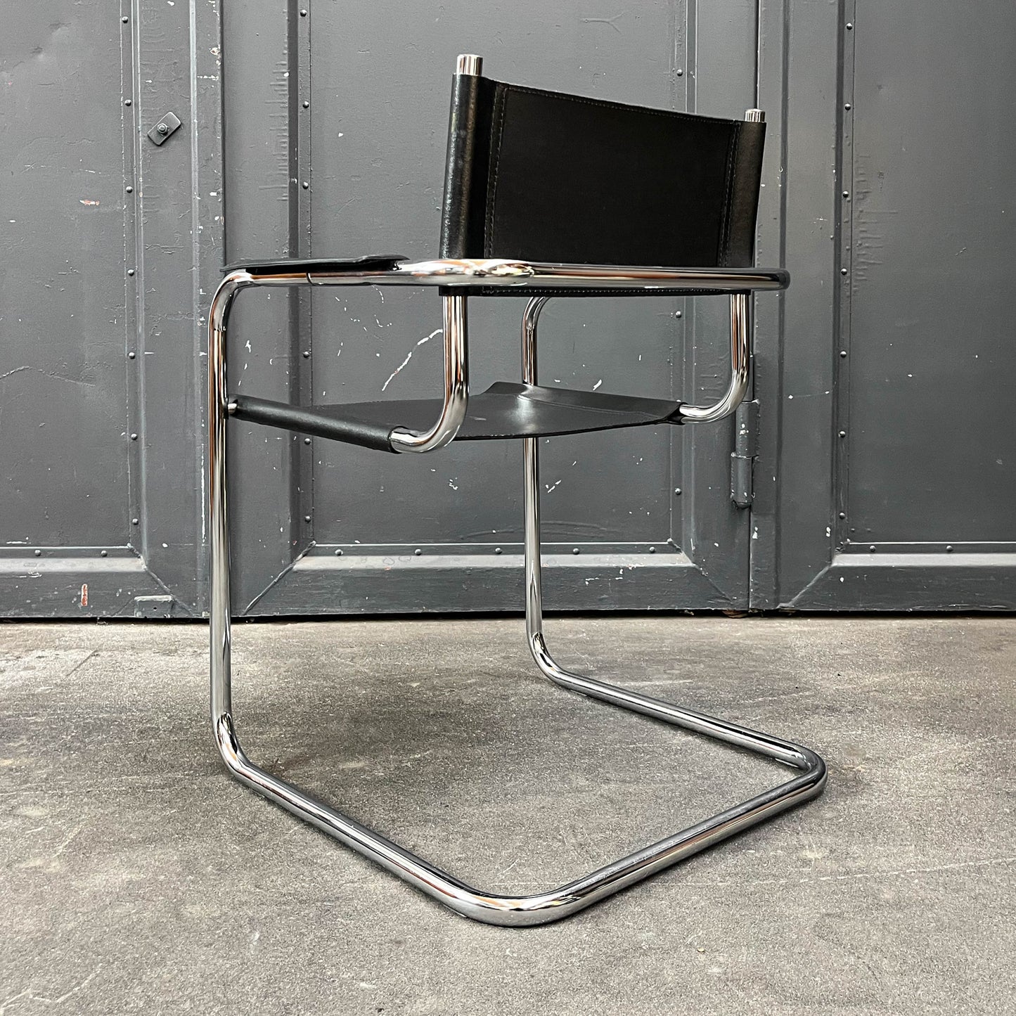 freischwinger im bauhaus stil Y311_3002