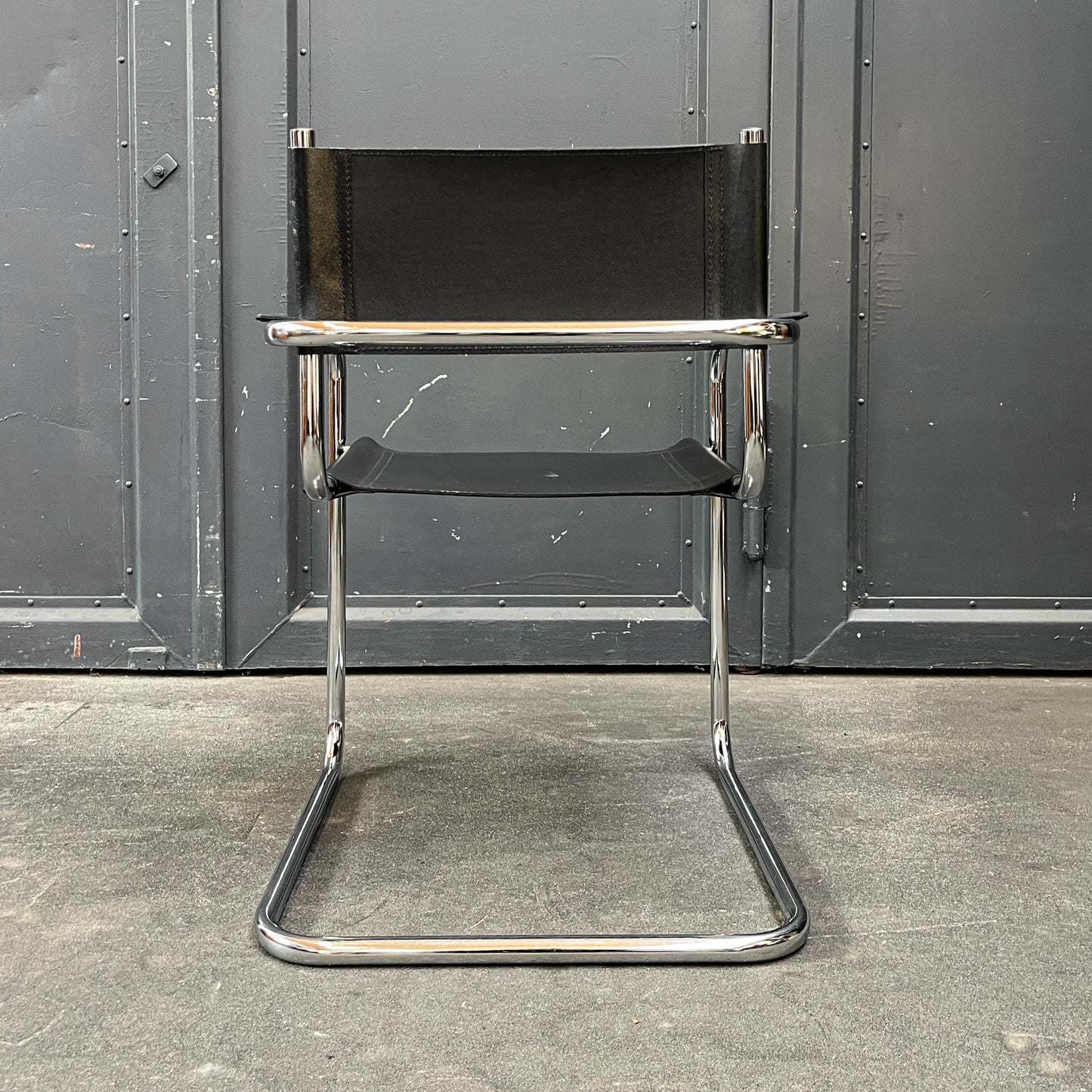 freischwinger im bauhaus stil Y311_3002