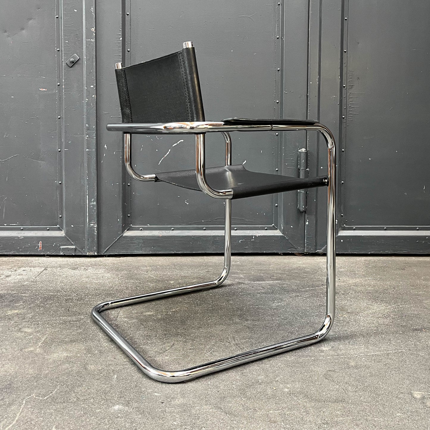 freischwinger im bauhaus stil Y311_3002