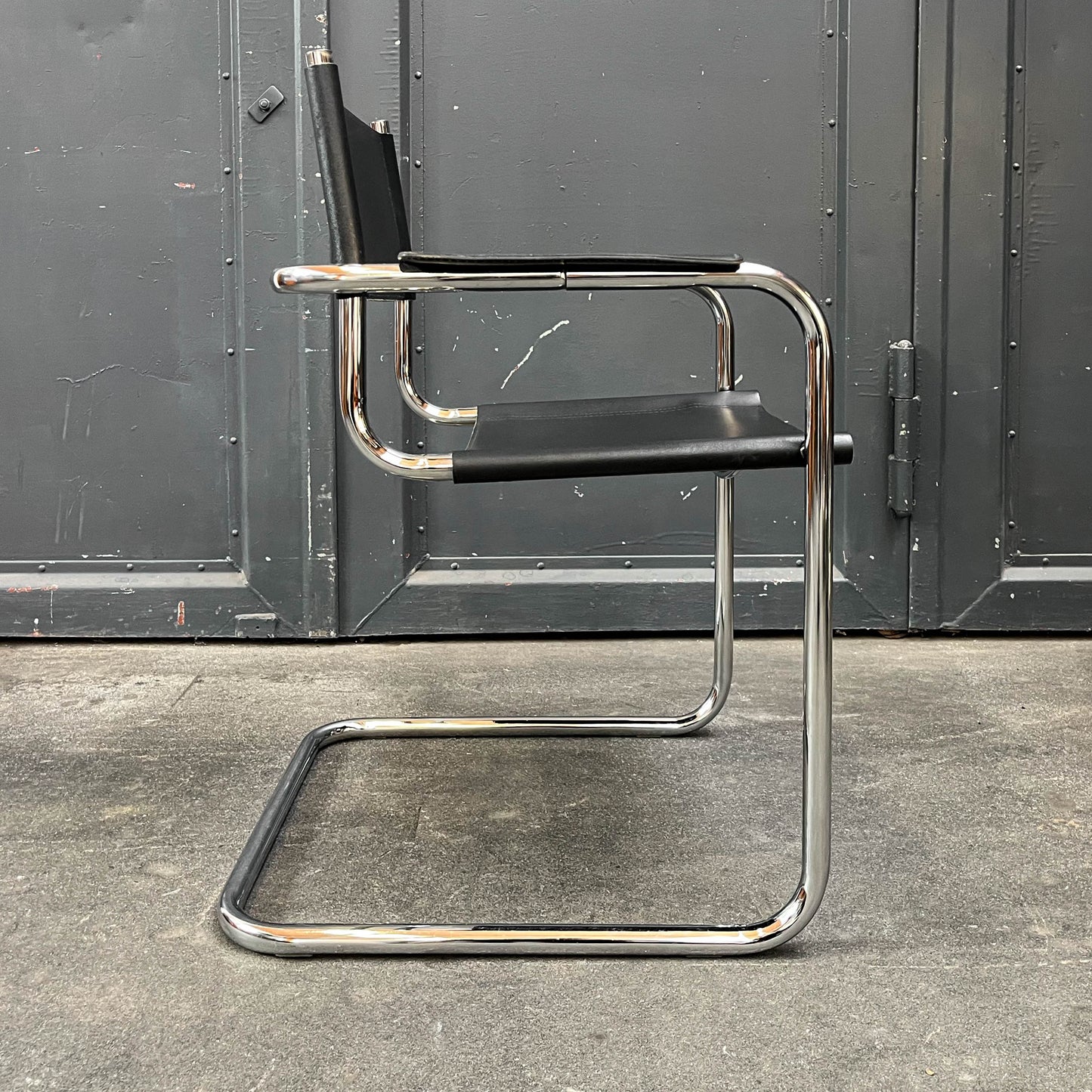 freischwinger im bauhaus stil Y311_3002