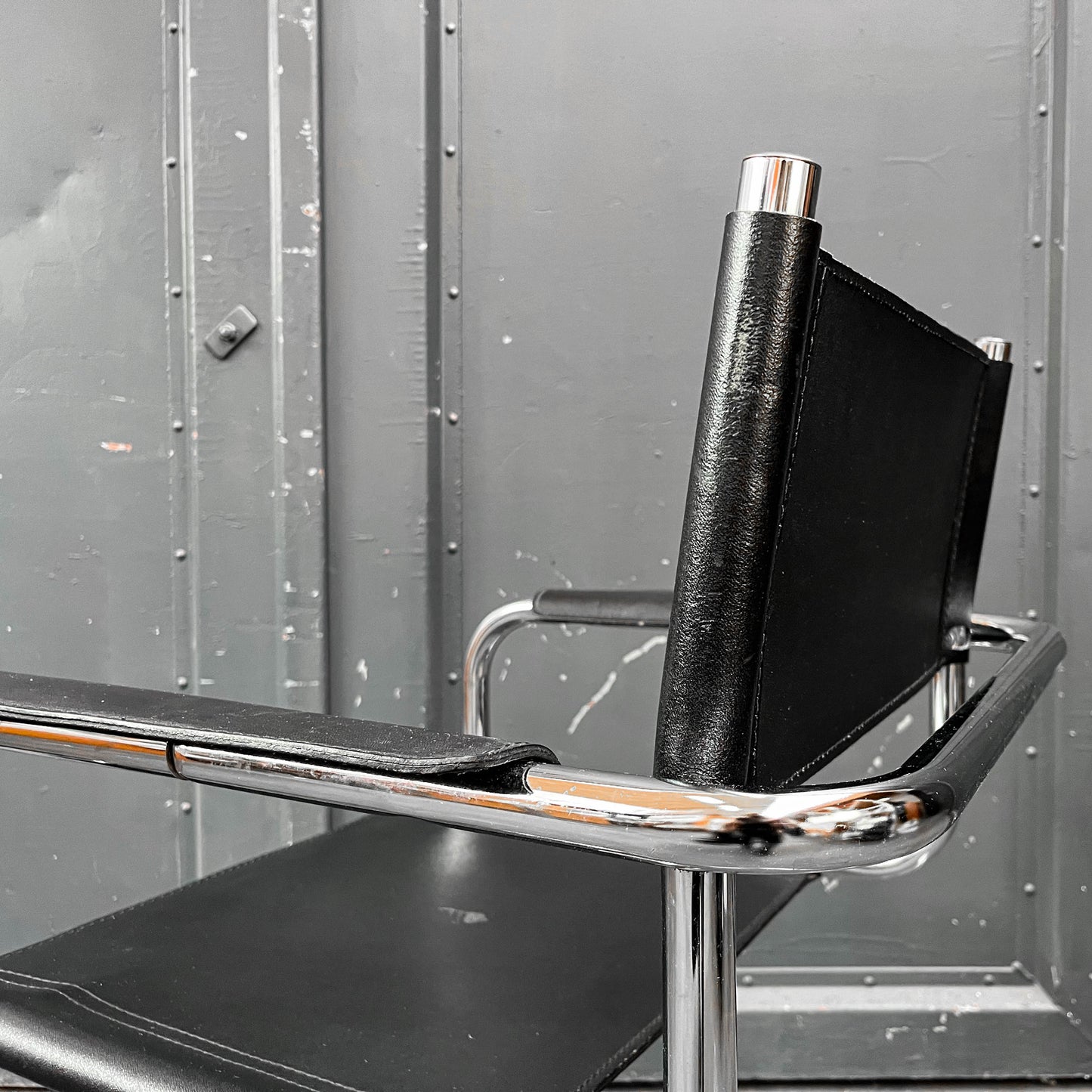 freischwinger im bauhaus stil Y311_3002