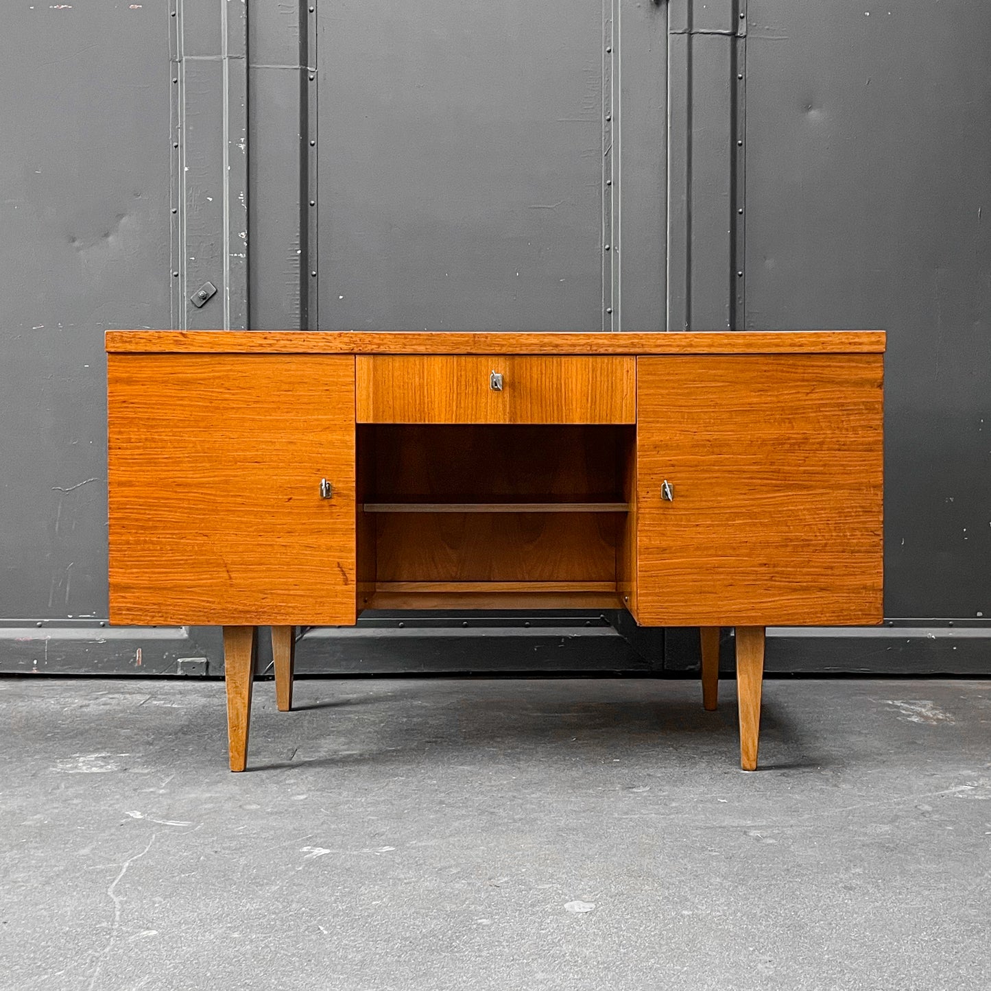 schreibtisch in nussbaum, 1960er, 130cm