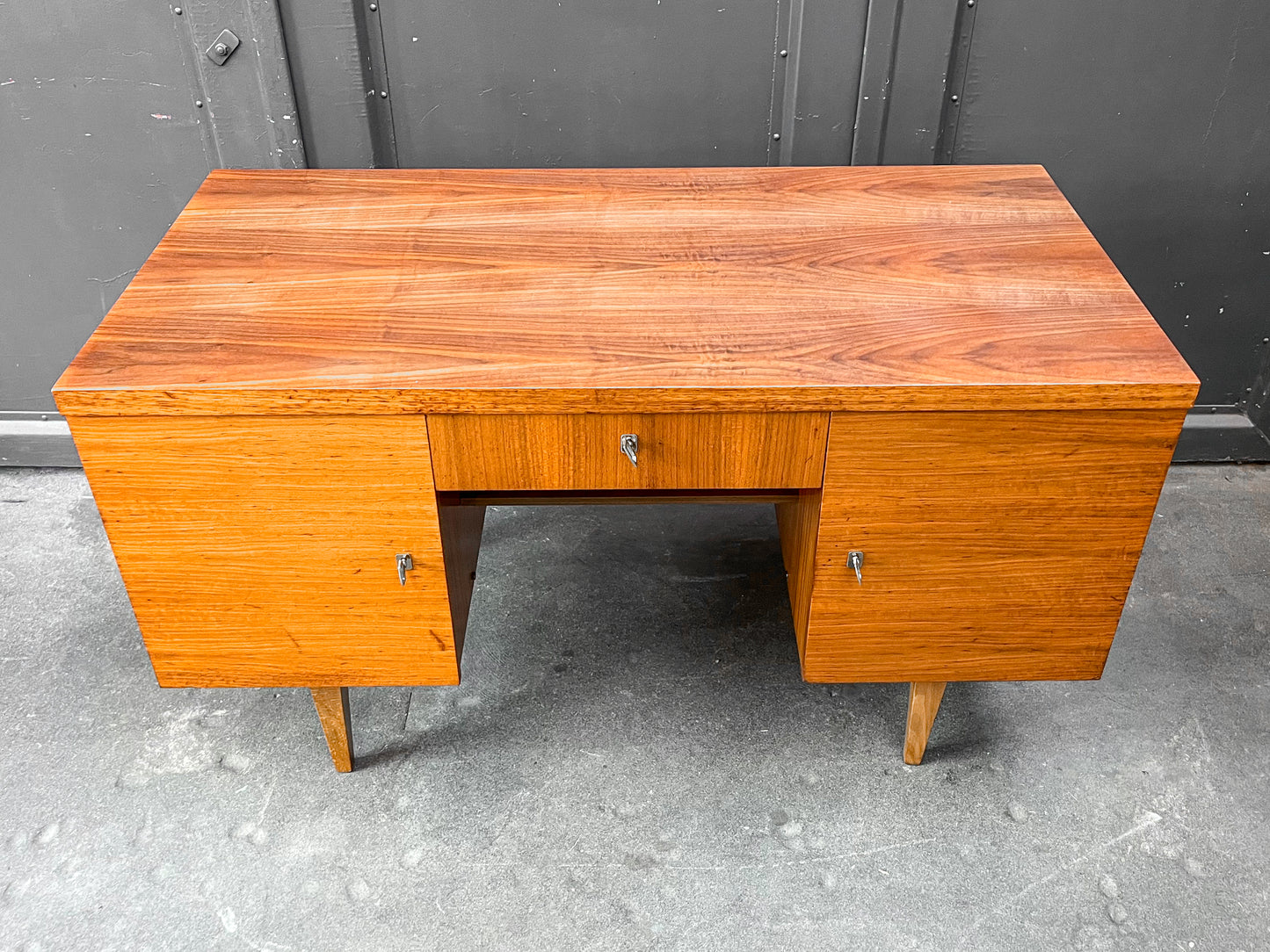 schreibtisch in nussbaum, 1960er, 130cm