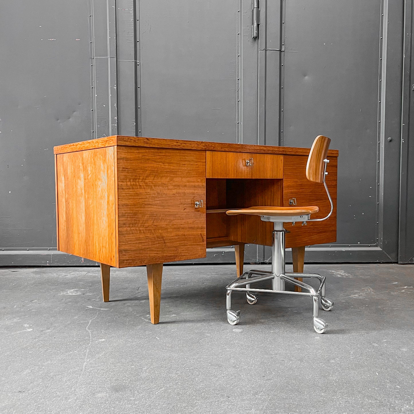 schreibtisch in nussbaum, 1960er, 130cm