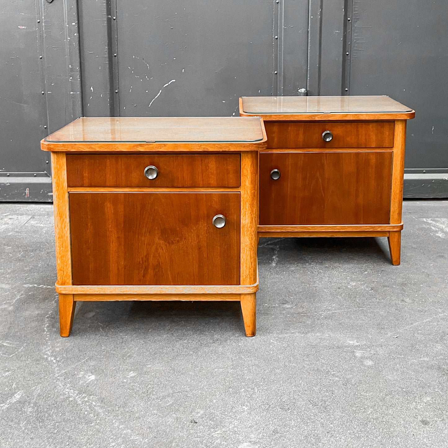 paar nachtschränkchen in nussbaum & eiche, 1960er