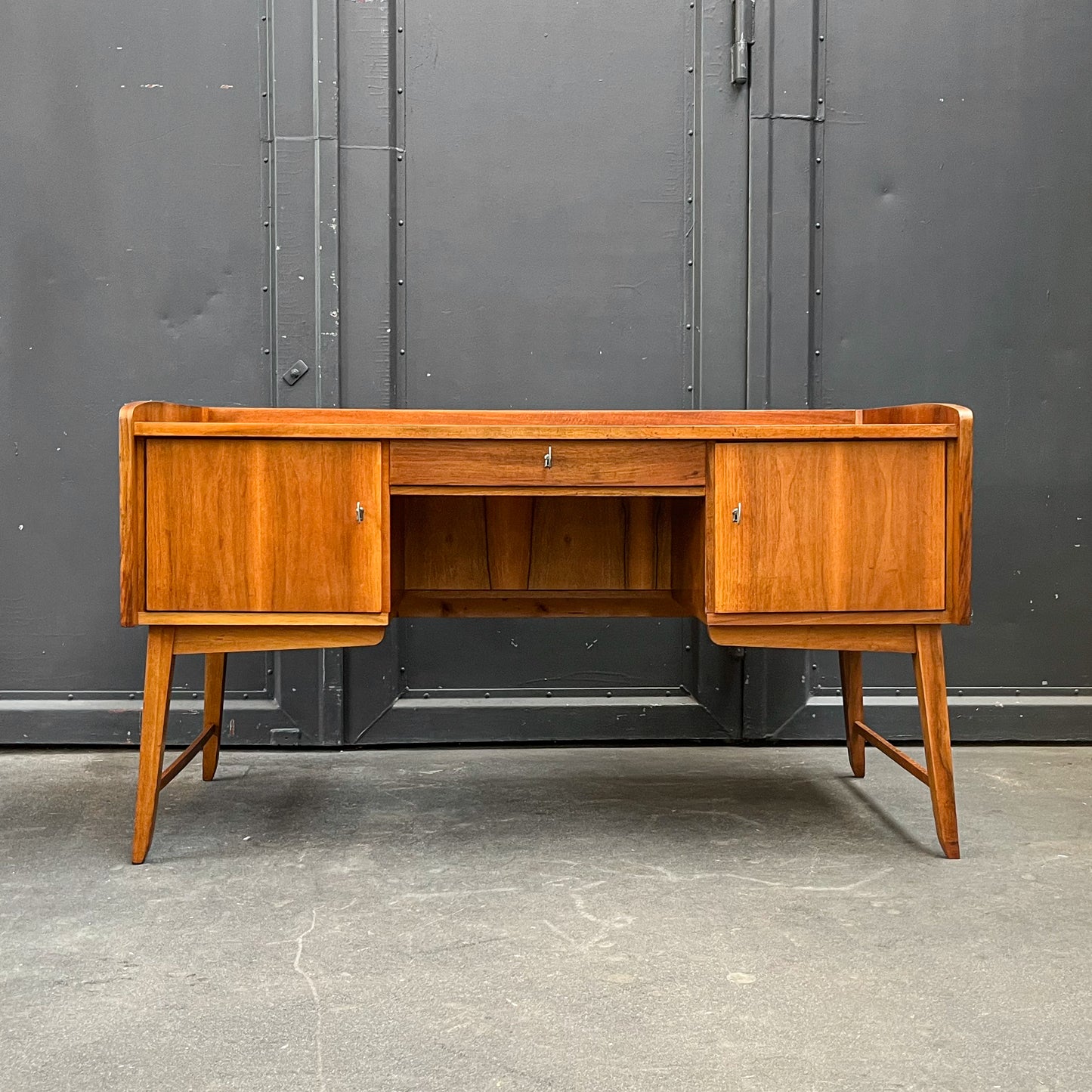 schreibtisch in nussbaum, 1960er, 145cm