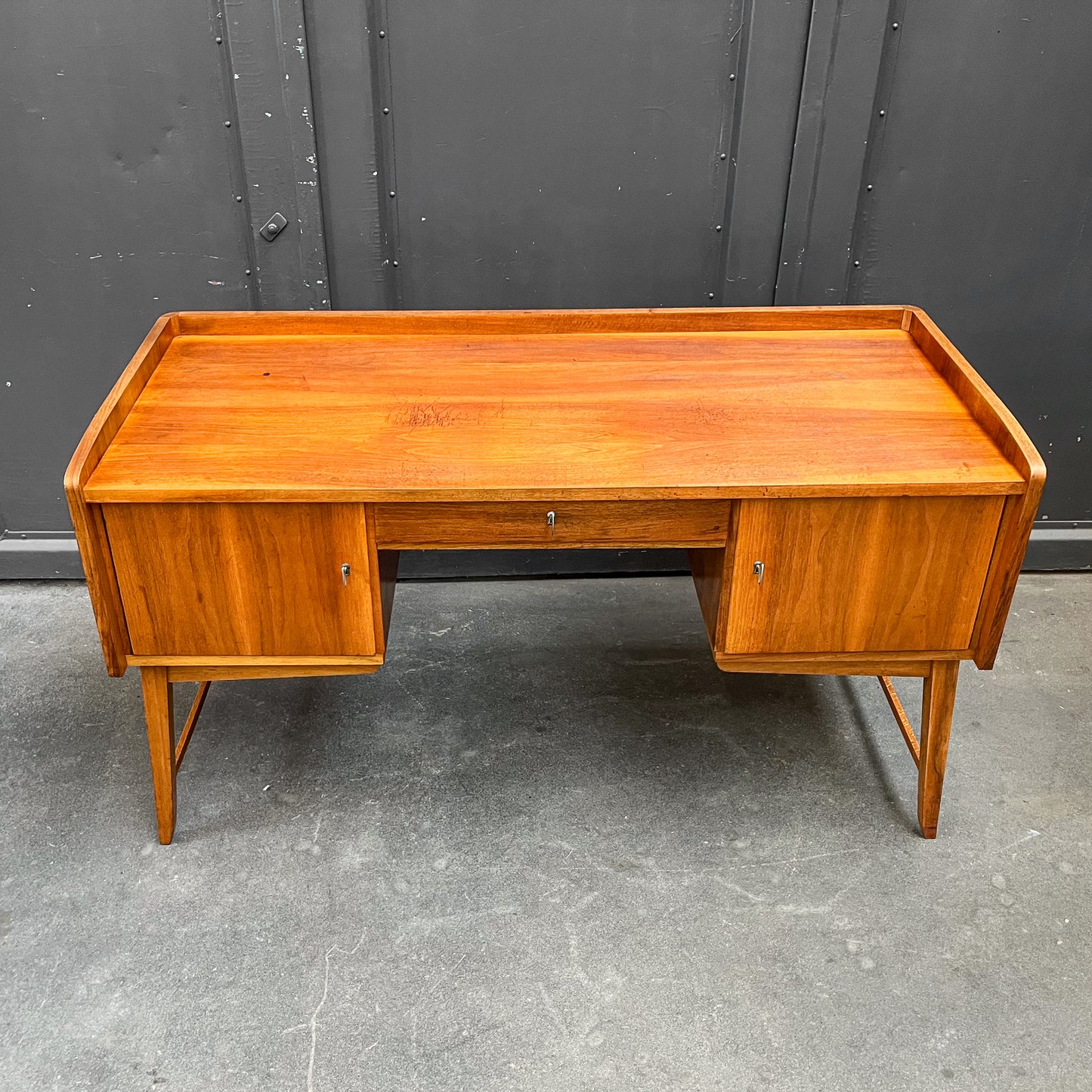 schreibtisch in nussbaum, 1960er, 145cm